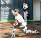 「【巨人】則本昂大が初日ブルペン５５球　高橋由伸氏＆亀梨和也も熱視線　充実の表情であいさつ」の画像1