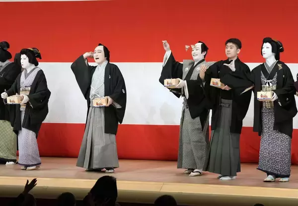 片岡仁左衛門　歌舞伎座「節分祭」豆まきで「世界平和」を願う   　