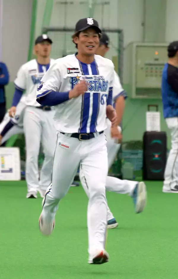 【ＤｅＮＡ】現役ドラフトで中日から加入の浜将乃介が１軍の宜野湾キャンプに合流「センターを守りたい」