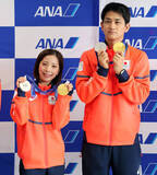 「【五輪】日本選手団がミラノから成田空港に到着　りくりゅうがセレモニー登場「みなさんのおかげ」「金と銀メダルを持ち帰ることができてうれしいです」」の画像1