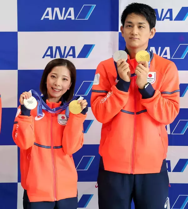 【五輪】日本選手団がミラノから成田空港に到着　りくりゅうがセレモニー登場「みなさんのおかげ」「金と銀メダルを持ち帰ることができてうれしいです」