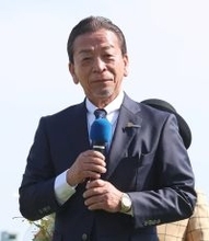 「とても楽しい調教師生活だった」土田師が惜別のメッセージ　中山で引退調教師へ花束贈呈セレモニー　