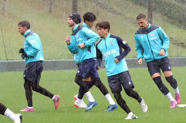 【Ｊ２磐田】今季初の連勝期し大雨の中で練習…１２日・長野戦に向け志垣良監督「勝たないと始まらない」