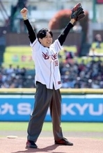 【楽天】声優・神谷浩史が始球式で堂々のノーバン投球　「進撃の巨人」リヴァイ役で人気