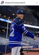 岡本和真もホッケー選手に？　来場者プレゼント求めてトロント大行列　ブ軍公式サイト「テイラー公演以来の…」