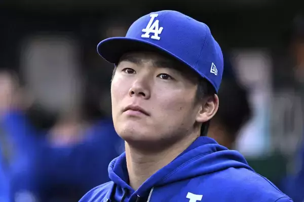 イタズラに全く気づかない山本由伸…ドジャースベンチで忍び寄る魔の手…その手法に「悪魔すぎ」とネットも沸く　犯人は…