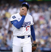 落ち着かなかった大谷翔平の左手　囲み取材で鳴り響いた氷の音「１００％でできていないモヤモヤ感」　右肘＆左膝はグルグル巻き