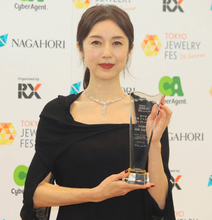 高岡早紀　　総額１７００万のジュエリーに「パワーを分けてもらった」芸能生活４０周年でベストドレッサー賞受賞