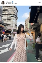 ＮｉｚｉＵリマ、チェック柄ワンピ姿で台北の街を散策！「さいこうキュート」「こんな爆裂美女が街中歩いてたら眩しすぎて」