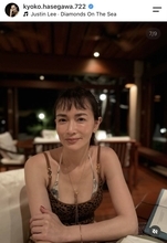 「かなり遅めの夏休み」長谷川京子、キャミソール姿で大人のバカンス「サンセットと京子さんが素敵すぎます」