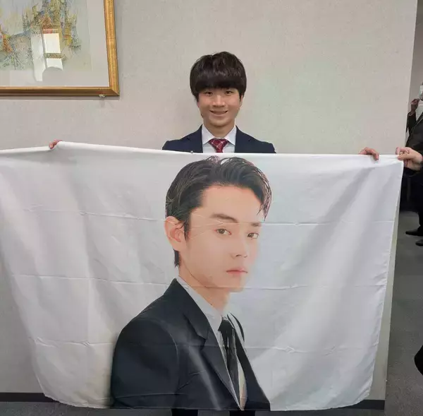 【ロッテ】育成３位の杉山諒は菅田将暉のゲートフラッグ持参で入寮　将来の夢は「ドラマで共演ですね」