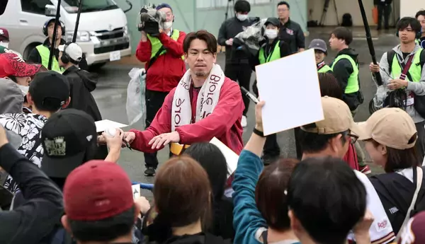 【楽天】 前田健太、キャンプ初日のブルペン入りに込めた“覚悟“「自分をアピールするために…」１１年ぶりの国内復帰