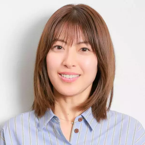 瀧本美織のカラダに視線集中！　おへそ丸出し白のミニ丈Ｔ×ジーンズ姿を公開