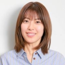 瀧本美織のカラダに視線集中！　おへそ丸出し白のミニ丈Ｔ×ジーンズ姿を公開