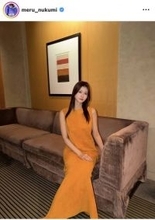 めるる、美脚チラリの大胆ノースリーブワンピ姿にファンくぎ付け「たまらん後ろ姿」「オレンジ可愛い」「エレガント」