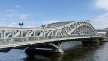 骨太なシルエットの白鬚橋　この場所では「船橋」の伝説も…隅田川と橋