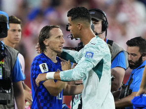 【Ｗ杯】「泣いた」「ロナウドとモドリッチの抱擁は胸熱！」レジェンド対決　試合後のハグにネット涙「痺れる」「神々しい」