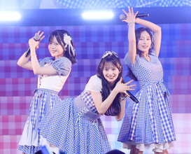 ＡＫＢ４８の１９期生昇格記念ライブ、５月に卒業した白鳥沙怜がゲスト出演「泣きながら微笑んで」をソロ歌唱