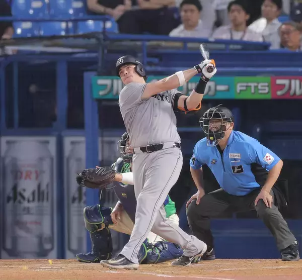 【巨人】ボビー・ダルベックが１４号逆転３ラン　奥川のスライダーをガツン
