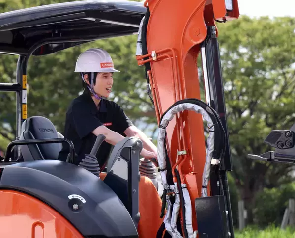 ハリセンボン・箕輪はるか　３トンの油圧ショベルを運転「夢のような時間！」芸能界きっての重機好き、免許も取得