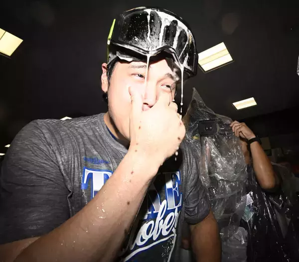 大谷翔平「最高ですね」「何回やっても」シャンパンファイトに歓喜　１０２打席連続本塁打なしも地区Ｓ突破