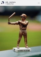 イチロー氏彫像　お披露目したらバットが折れていた…除幕式で大アクシデント「ここでもマリアノ（リベラ）にバットを折られるとは」