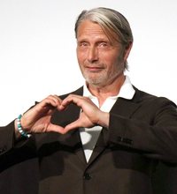 “北欧の至宝”マッツ・ミケルセン　主演作の役作りでパーマに「妻が嫌がって」…ハートポーズに日本ファンから大歓声