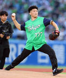 「【ヤクルト】パリ五輪男子レスリング・グレコローマン７７キロ級金メダルの日下尚が始球式に登場「うどんパワーで頑張ります」」の画像1