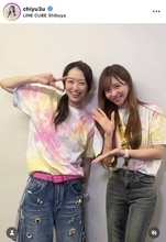 「大大大大好きな私の神様！」元ＡＫＢメンバー、島袋寛子の２ショットに「幸せそう」「いい顔してる」　河西智美