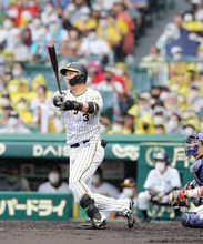 【阪神】大山悠輔、左翼フェンス直撃の２点二塁打で４点リードに