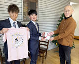 「高田潤騎手と田口貫太騎手が児童養護施設に目録贈呈　チャリティーＴシャツの売り上げ１２万５０００円」の画像1