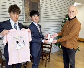 高田潤騎手と田口貫太騎手が児童養護施設に目録贈呈　チャリティーＴシャツの売り上げ１２万５０００円