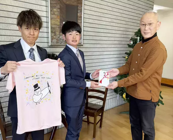 高田潤騎手と田口貫太騎手が児童養護施設に目録贈呈　チャリティーＴシャツの売り上げ１２万５０００円