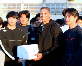 南ア代表マニー・リボックが招待カード授与　花園近鉄ライナーズ今季リーグ戦ホーム全試合で東大阪市の小中学生無料