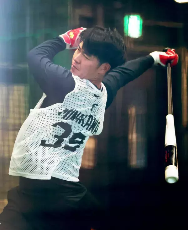 巨人ドラ４・皆川岳飛　“中大イズム”阿部式マスコットバットで打撃練習　フォームは亀井コーチ似？