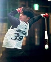 巨人ドラ４・皆川岳飛　“中大イズム”阿部式マスコットバットで打撃練習　フォームは亀井コーチ似？