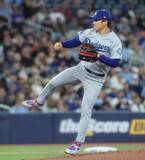 「山本由伸、今季最長７回途中１失点で２勝目　メジャー初対戦の岡本和真とは３打数１安打　伝説の地トロントで再び好投」の画像1
