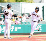 「巨人・石塚裕惺、２号３ラン！戸郷翔征の先発試合でまた打った「戸郷さんには『テンポだけはいいからね』って言われました」」の画像1