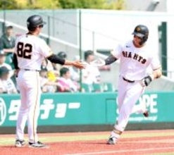 巨人・石塚裕惺、２号３ラン！戸郷翔征の先発試合でまた打った「戸郷さんには『テンポだけはいいからね』って言われました」