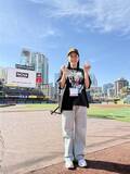 「石川佳純さんがパドレス本拠地に登場「こんな近くで見られて感動してます」　松井裕樹と記念写真も　大谷翔平出場予定のドジャース戦で始球式」の画像1