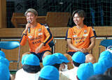 「【Ｊ１清水】ＭＦ宇野＆ＦＷ千葉が小学校訪問「恋愛してますか」「一番うまい選手は」「年収は」容赦ない質問攻めに２人の反応は…」の画像1