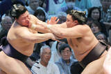 「綱取りの霧島が５勝目　義ノ富士に勝ち、前日の敗戦引きずらず」の画像1