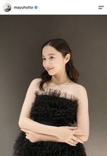 堀田真由「後ろ姿キレイ！」肩出し個性派ドレス姿に「可愛すぎる」「ドキドキ」「堀田しか着こなせぬ」ファンから反響