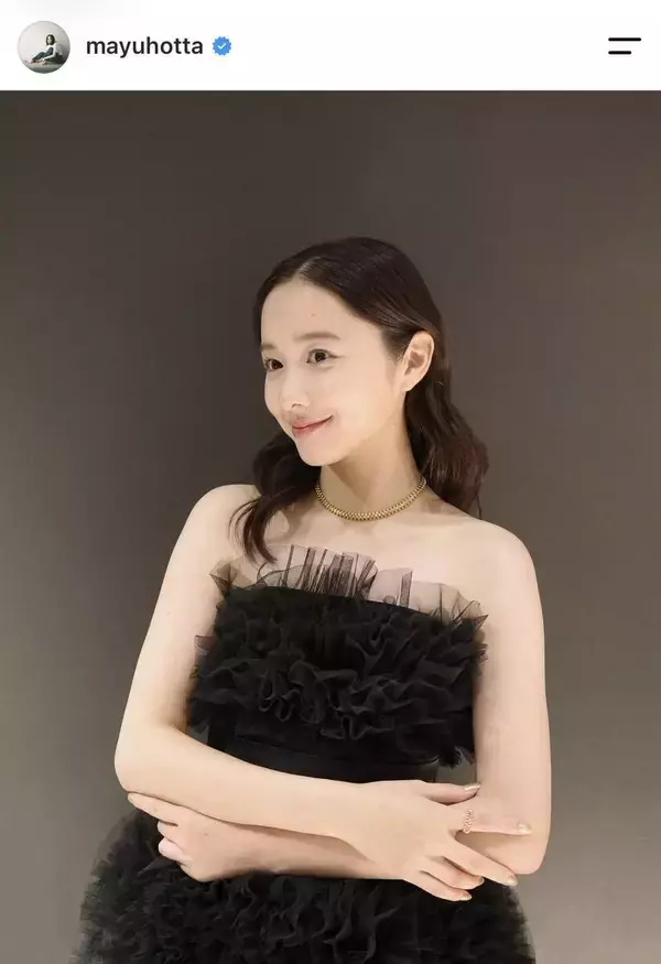 堀田真由「後ろ姿キレイ！」肩出し個性派ドレス姿に「可愛すぎる」「ドキドキ」「堀田しか着こなせぬ」ファンから反響