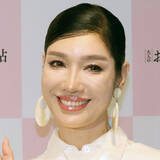 「アンミカ「私には勿体ない旦那様」結婚式写真が若々しい！出会って１７年、誕生日祝福＆夫の気遣い明かす」の画像1