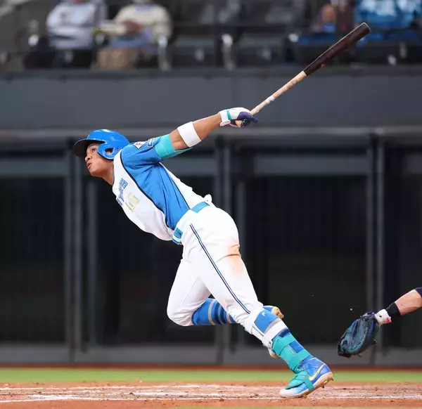 【日本ハム】万波中正、５号勝ち越し３ラン、球団タイの開幕からチーム９戦連続弾！