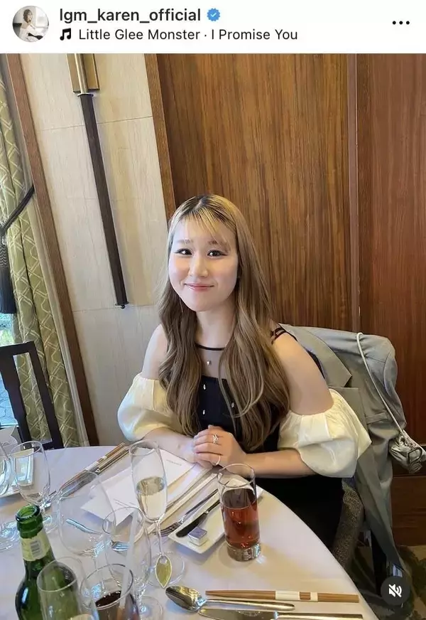 リトグリ・かれん、幼なじみの結婚式で肩出しドレスショット「めちゃくちゃ素敵」「レディなかれんさん」「大人カワイイ」