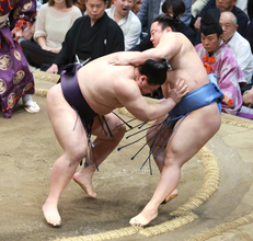 ２敗トップの３４歳・翔猿、新鋭の義ノ富士に敗れる　賜杯争いで一歩後退