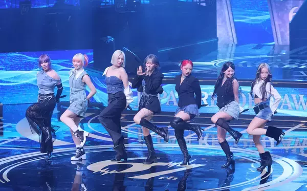 【レコ大】ＨＡＮＡが最優秀新人賞に選出　ＹＵＲＩ感涙あいさつ　メンバー号泣「Ｂｌｕｅ　Ｊｅａｎｓ」パフォーマンス