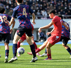 【高校サッカー】東福岡終了間際の失点からＰＫ戦で敗戦…２失点目はオフサイドアピールも判定変わらず　興国は初の８強進出